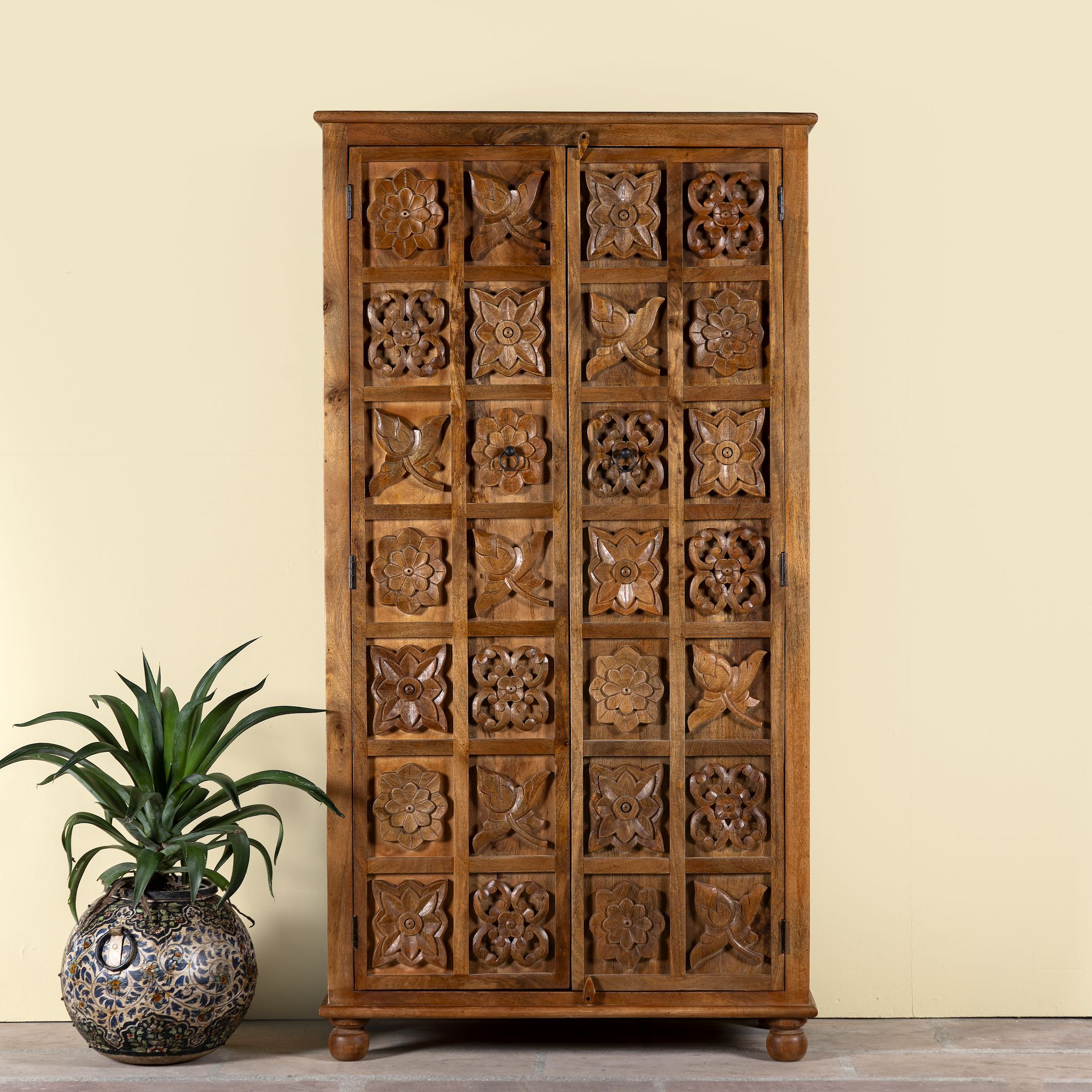 Hand-carved mango wood wardrobe with floral motifs; wooden wardrobe in natural finish, 100 × 45 × 190 cm.