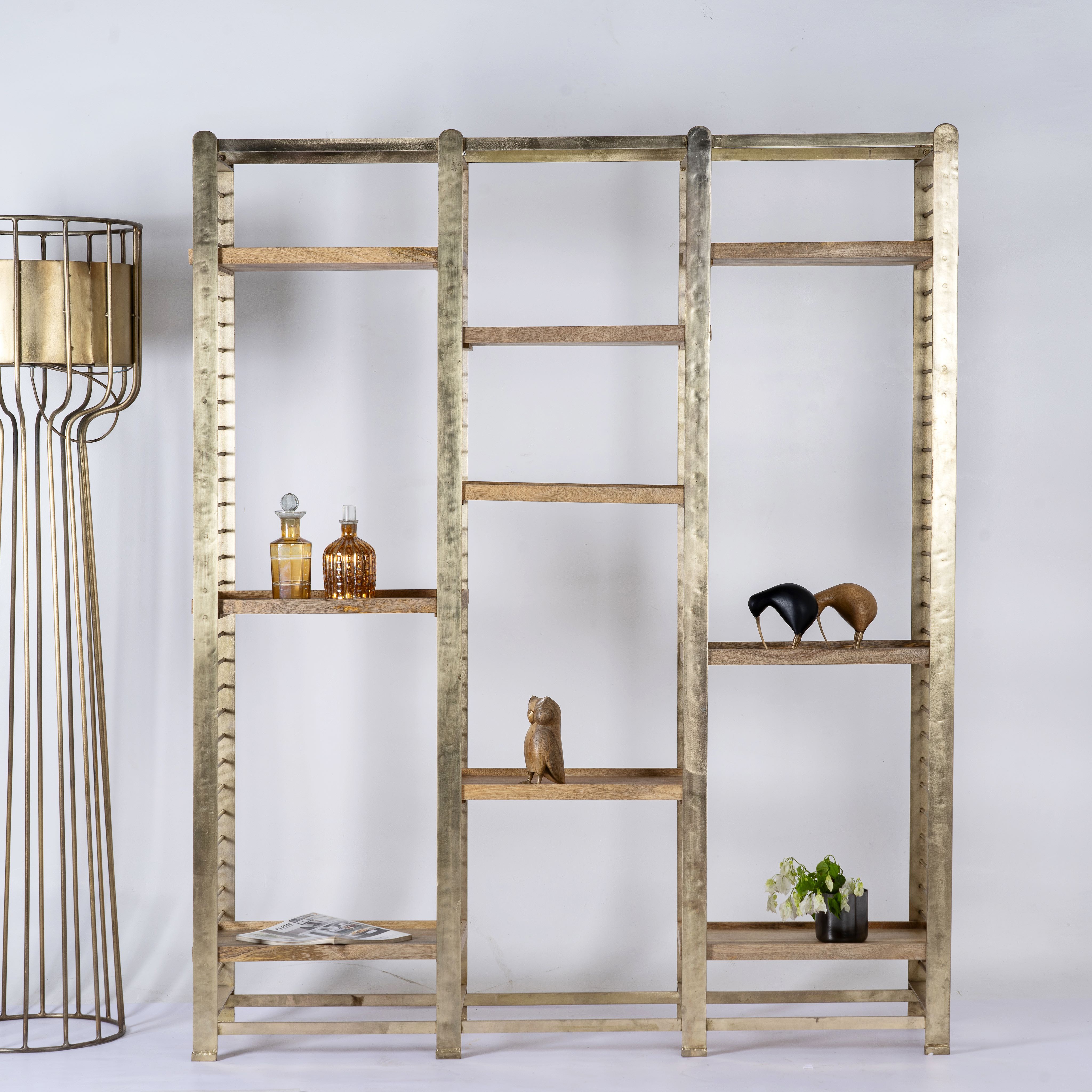Modular brass-plated iron shelf with removable mango wood trays – minimalistic furniture and mango wood shelving for modern, practical interiors.