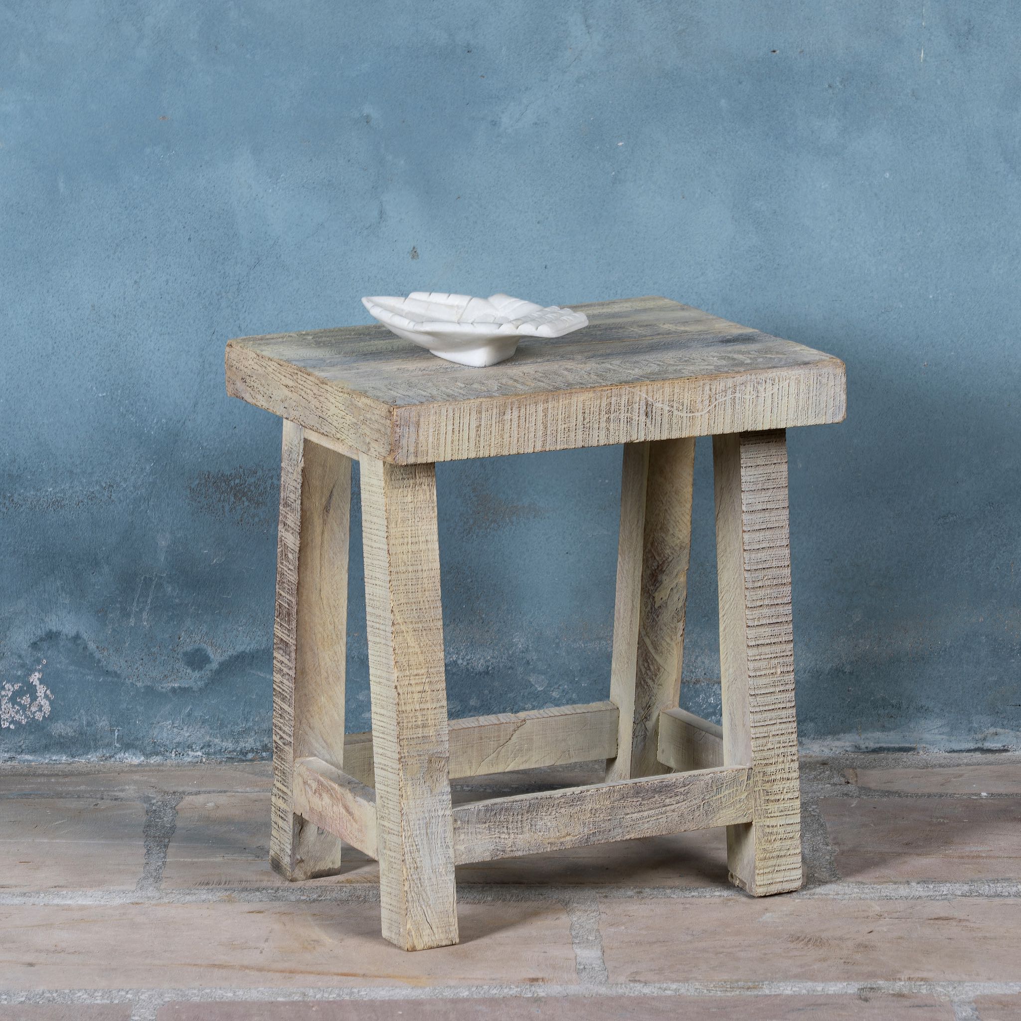 Small driftwood bench made of reclaimed wood with sandblasted finish; sustainable furniture, rustic design, 40 × 35 × 50 cm.