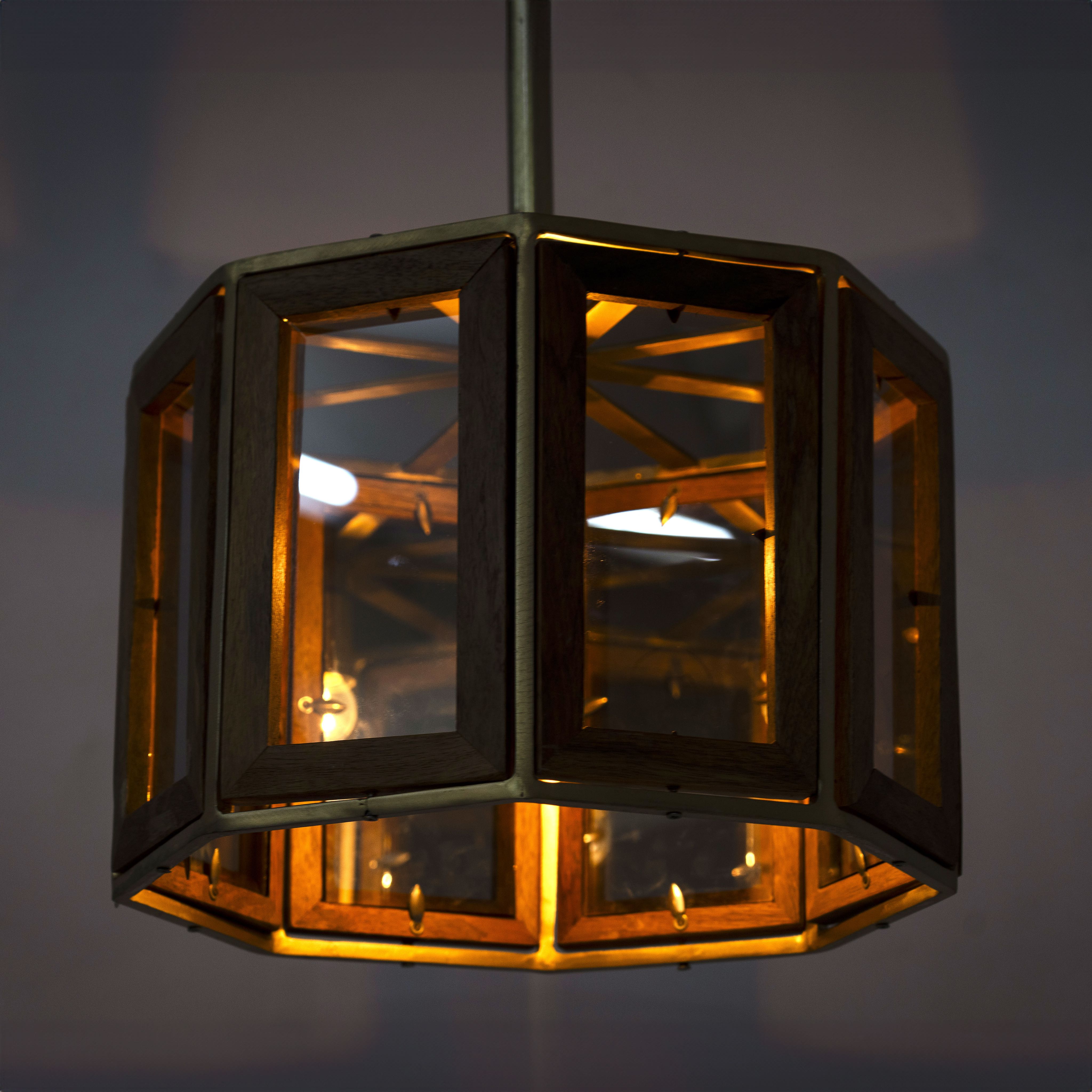 Octagon-shaped mango wood pendant lamp with antique brass finish – handcrafted wooden lamp ideal for industrial style lighting in compact interiors.