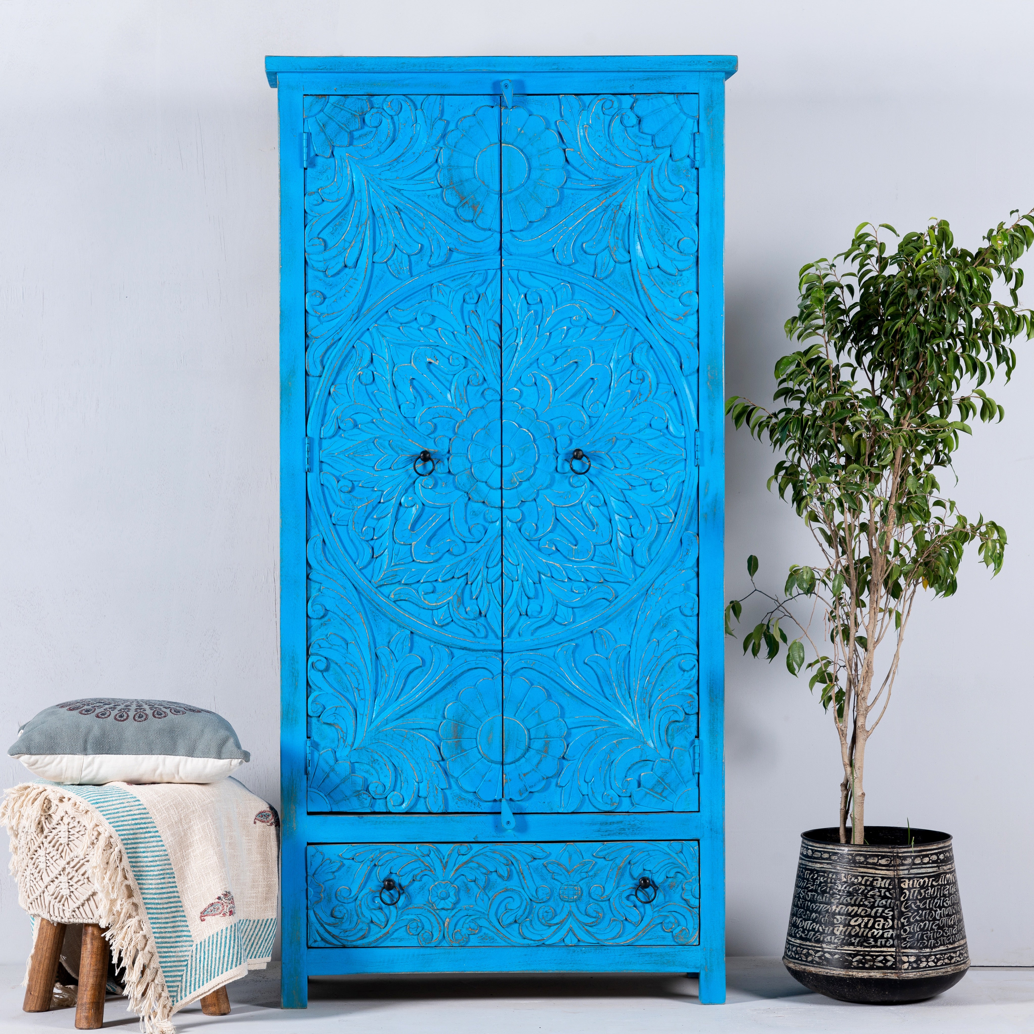 Handgeschnitzer, 2 türiger Schrank aus Mangoholz, gefertigt in Indien in mediterranem vintage Stil.