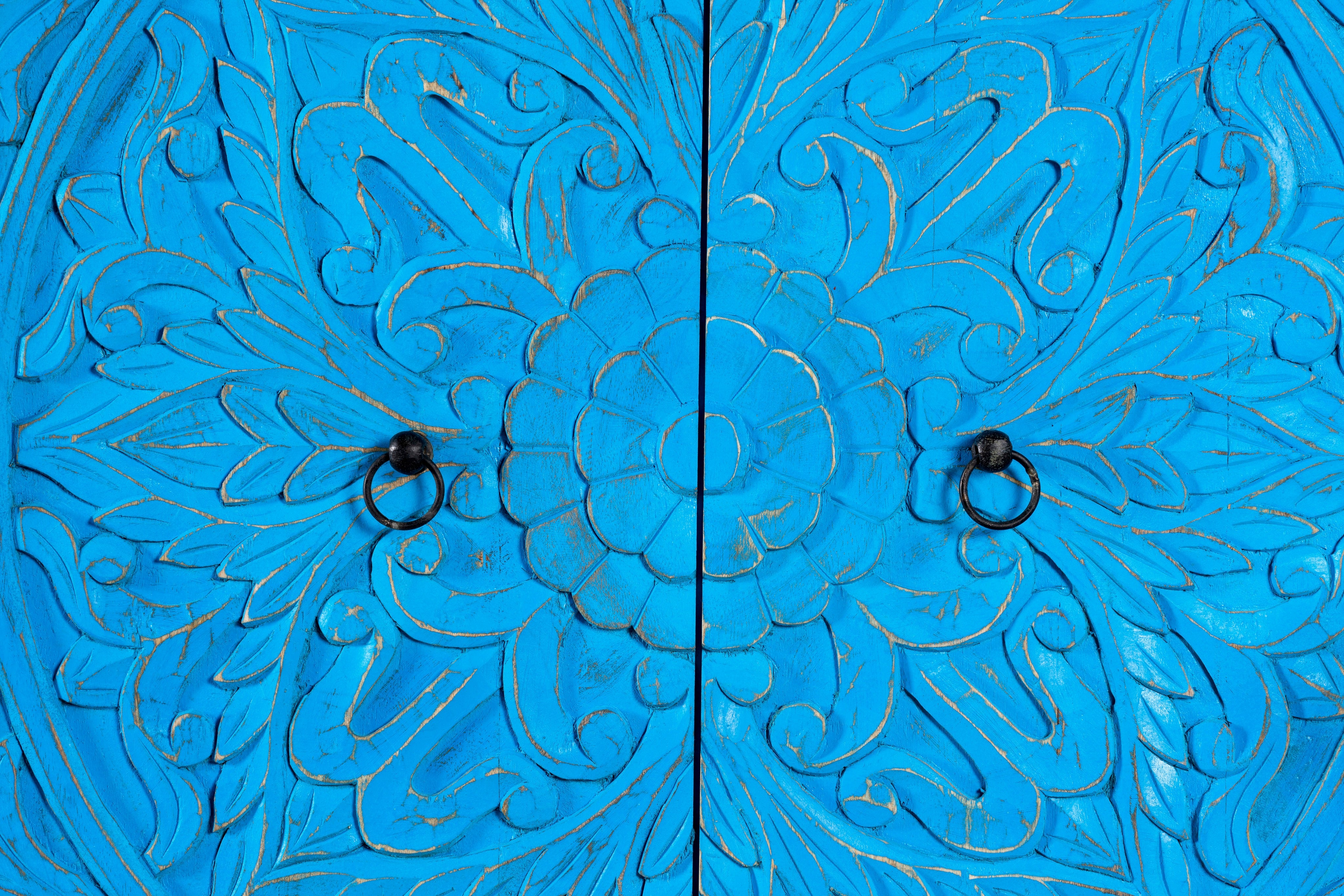 Handgeschnitzer, 2 türiger Schrank aus Mangoholz, gefertigt in Indien in mediterranem vintage Stil.