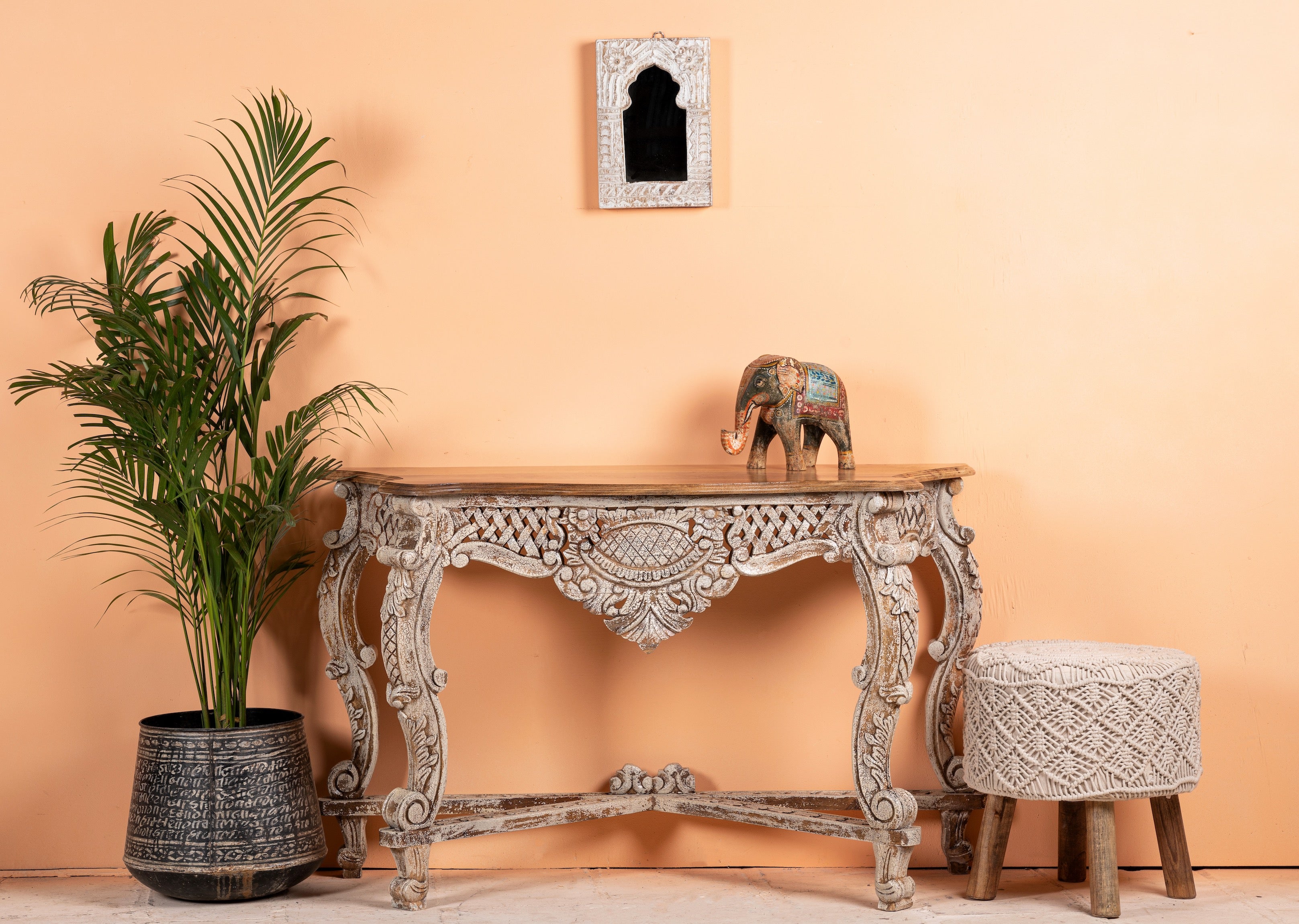 Vintage console table in solid mango wood with hand-carved detailing; elegant lighting accent for entrance or living room, 120 × 40 × 76 cm.