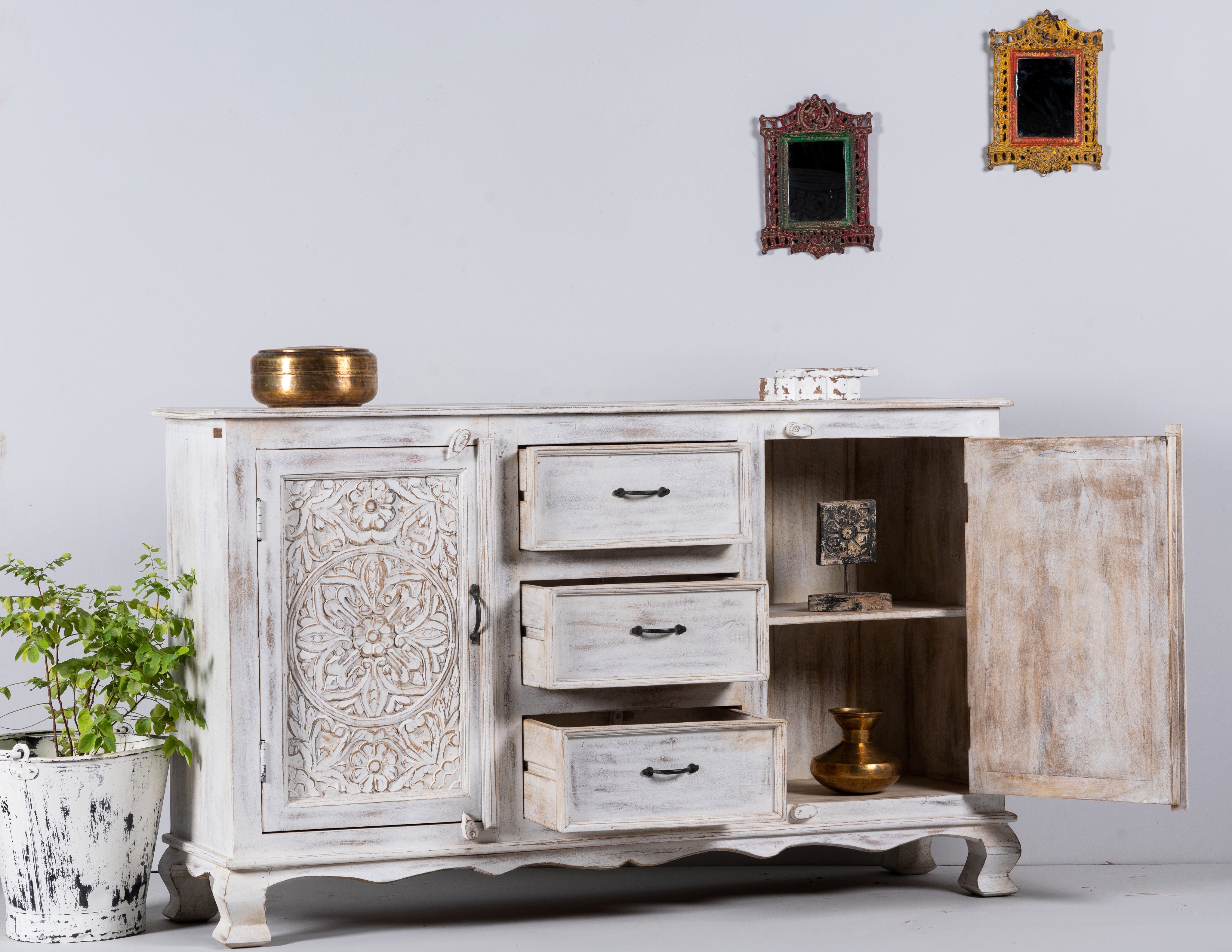 Open door image of a mediterranean-style carved sideboard in solid mango wood with floral motifs and elegant legs; ideal for vintage home decor, 150 × 90 × 40 cm.