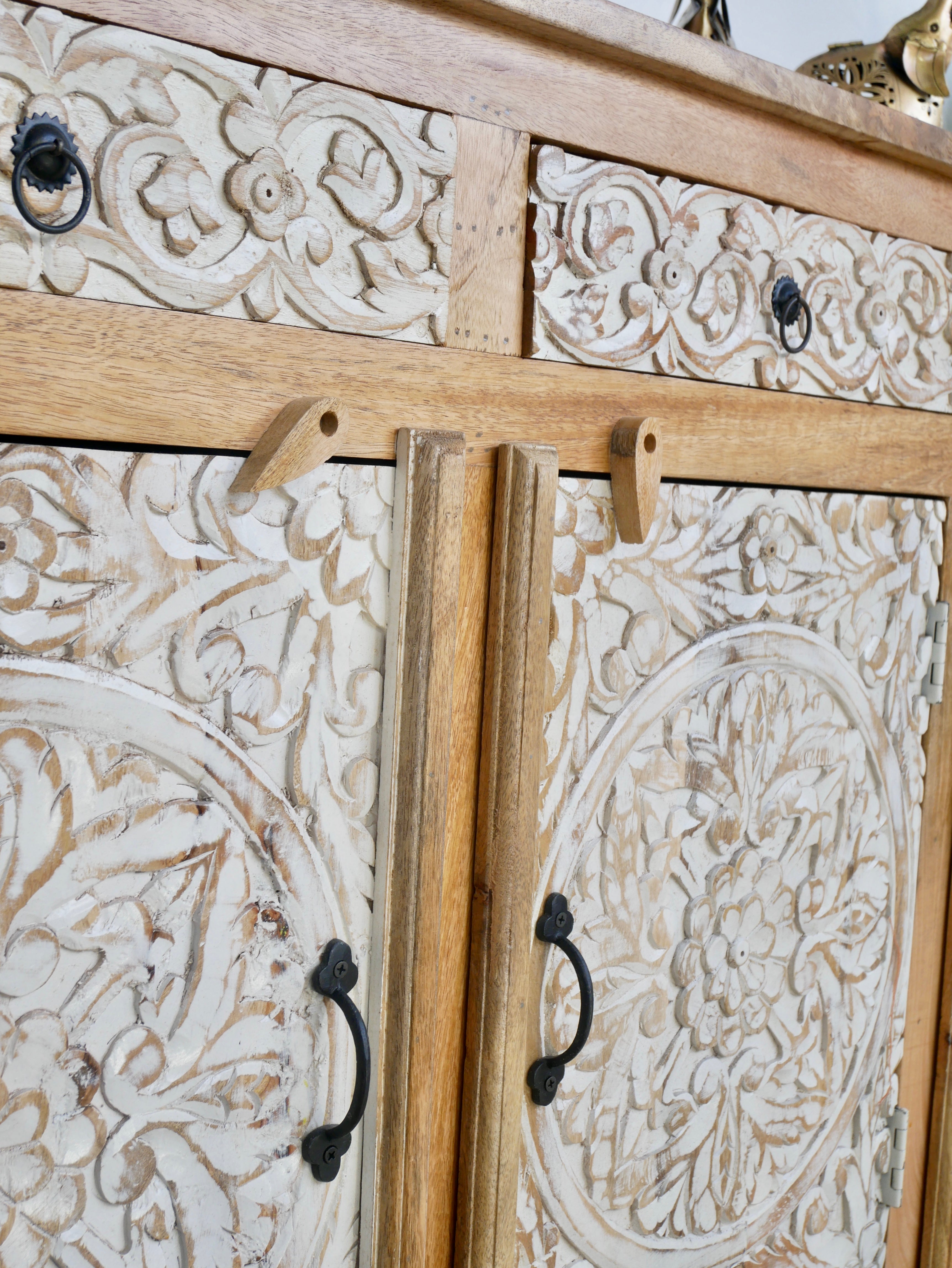 Pune, vintage indian-style sideboard
