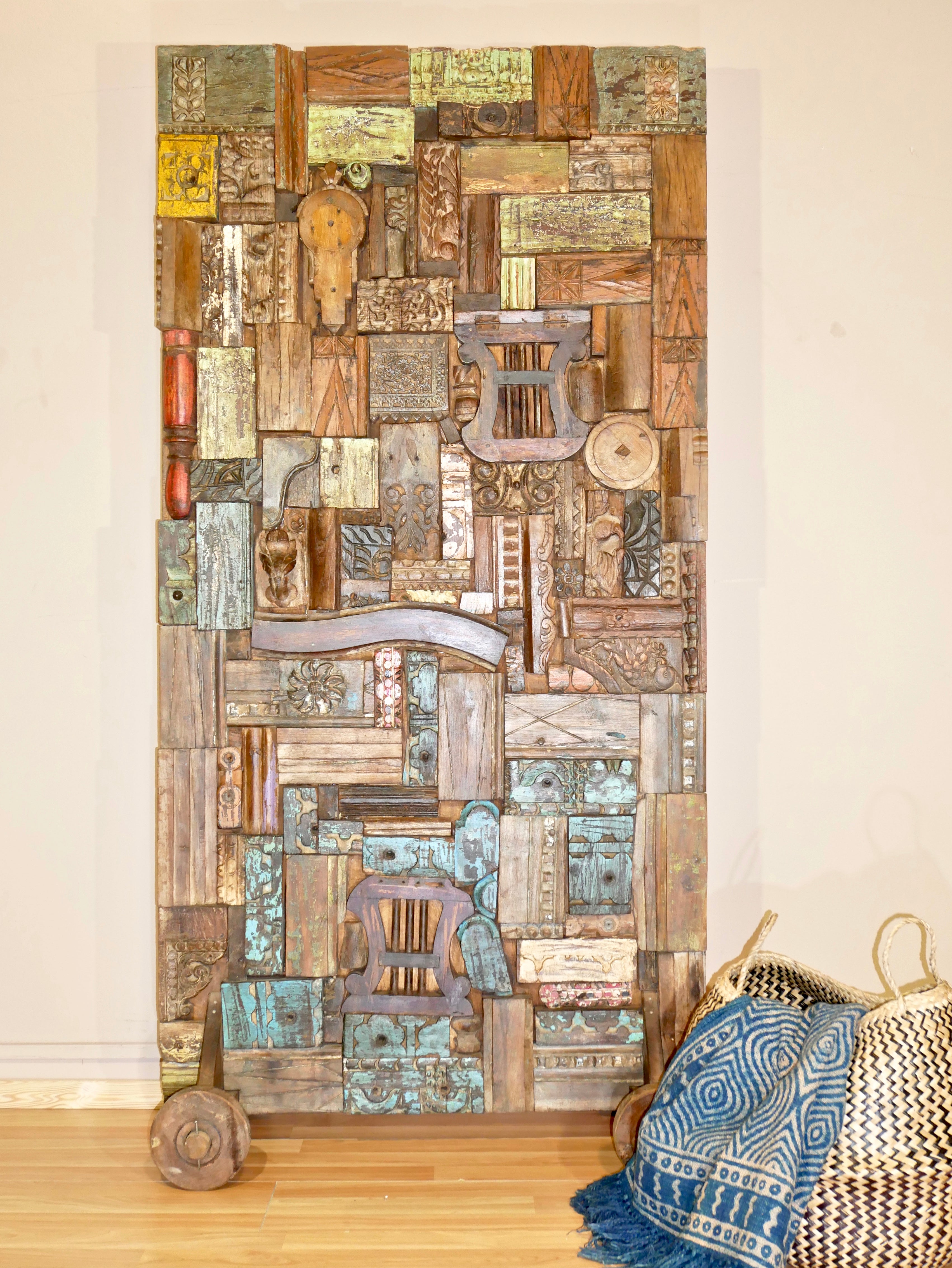 Smriti, puzzle-like partition wall