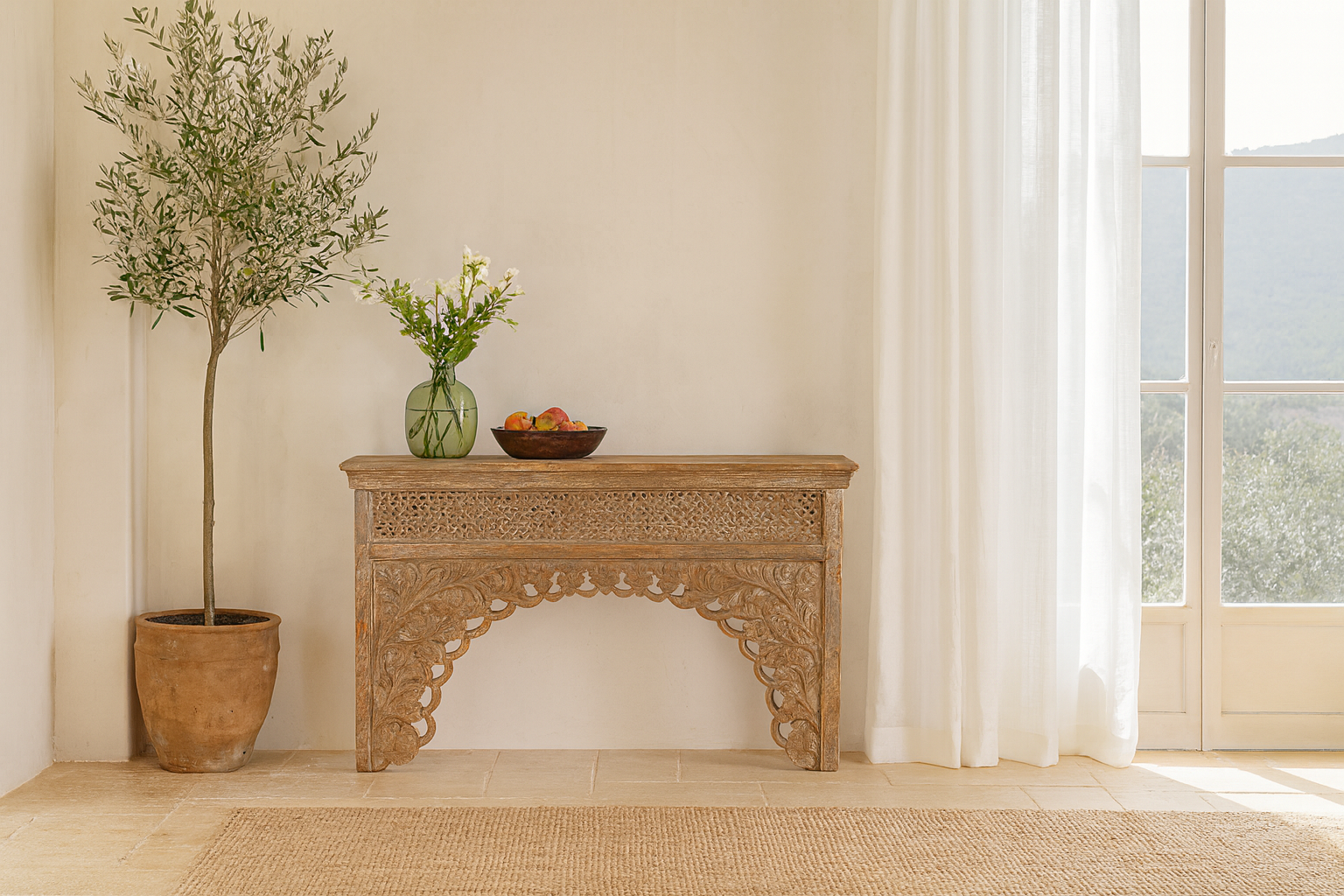 Lifestyle imagination of a vintage console table in mango wood with hand-carved floral and geometric patterns and arched detailing; carved console table, 150 × 90 × 40 cm.