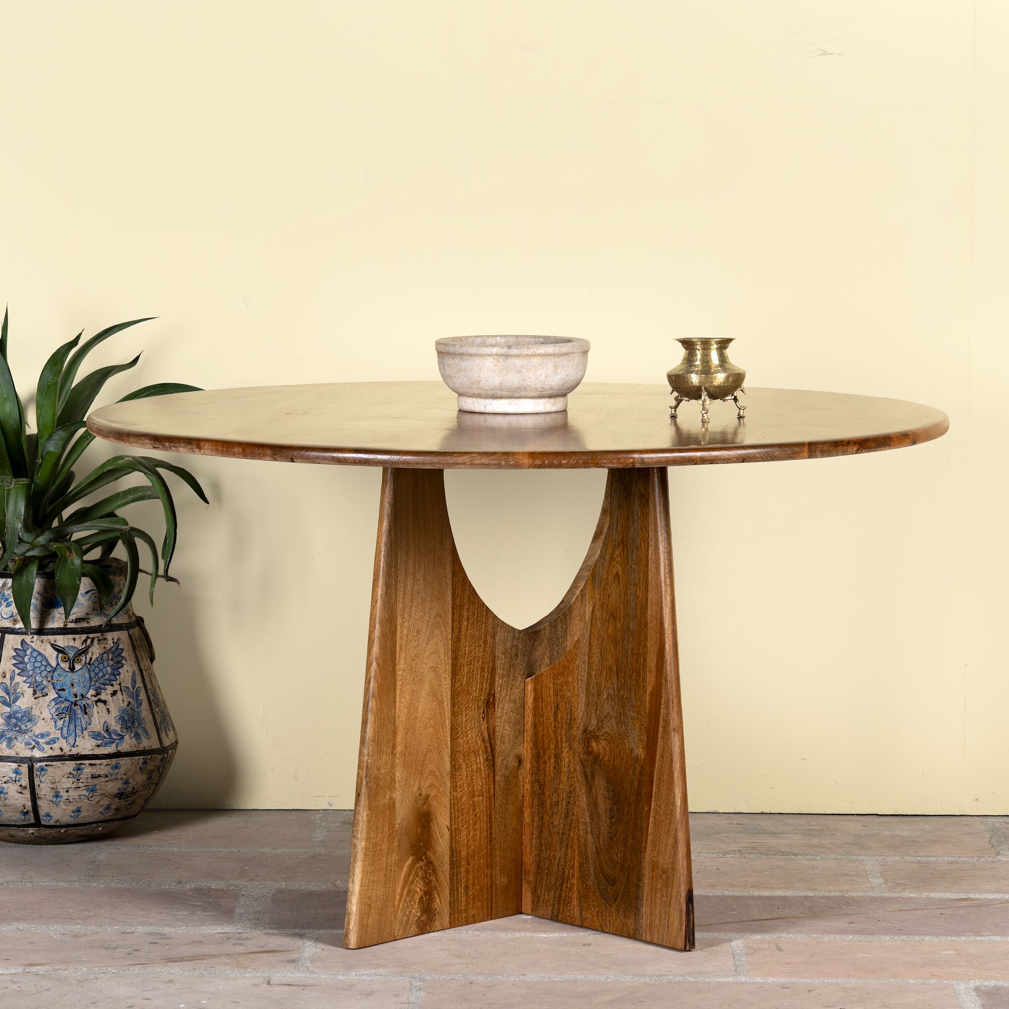 Round mango wood dining table with natural grain and sturdy base; solid wooden dining table for dining rooms, 130 cm diameter × 100 cm height.