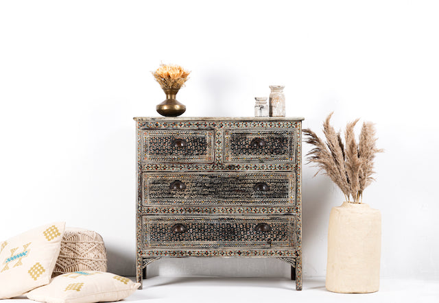 Hand-painted Indian chest of drawers made from recycled wood – unique furniture featuring colourful motifs and antique craftsmanship.