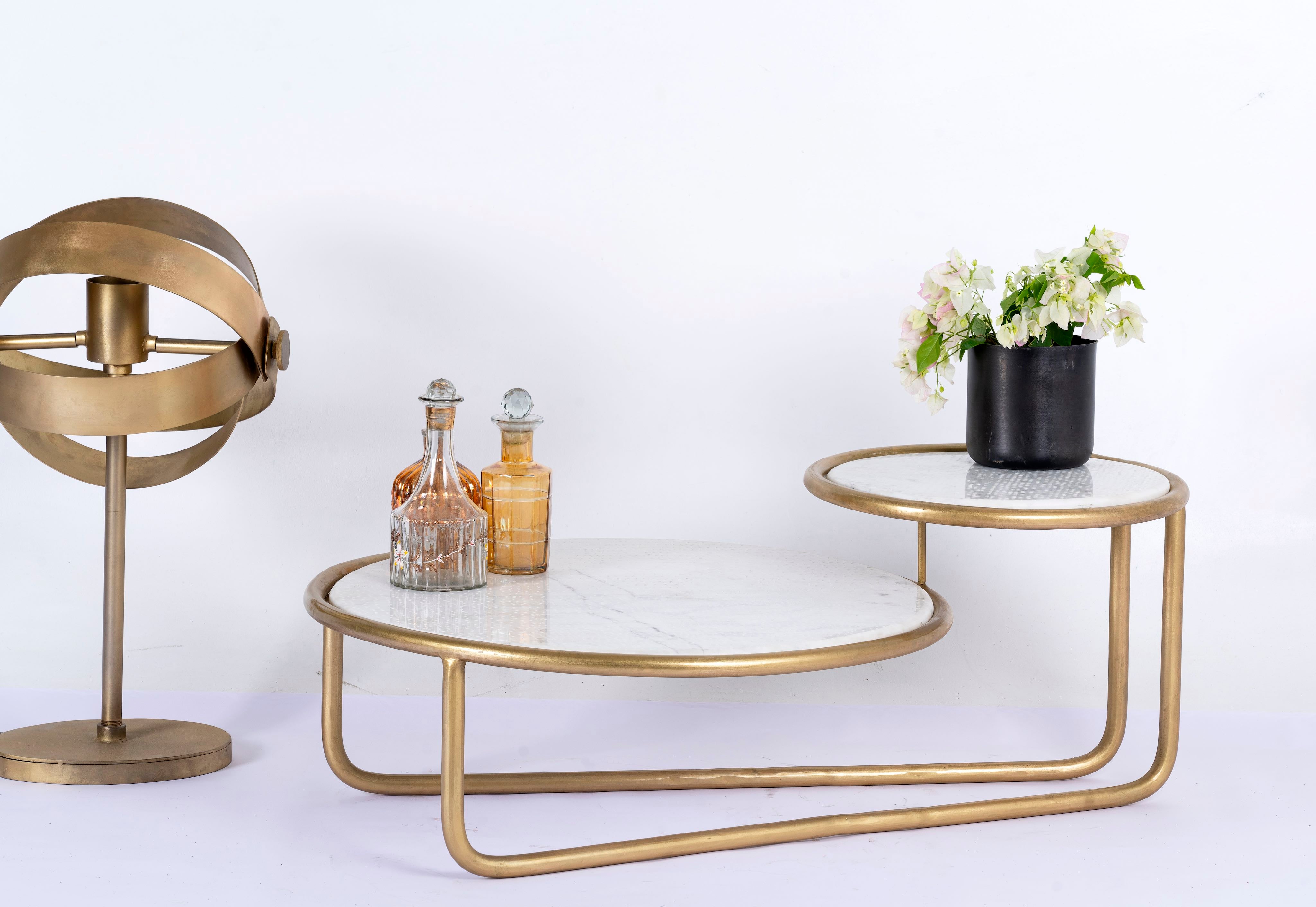 Rectangular metal coffee table with hammered marble top and brass-plated iron base; marble top coffee table, 109 × 41 × 77 cm.