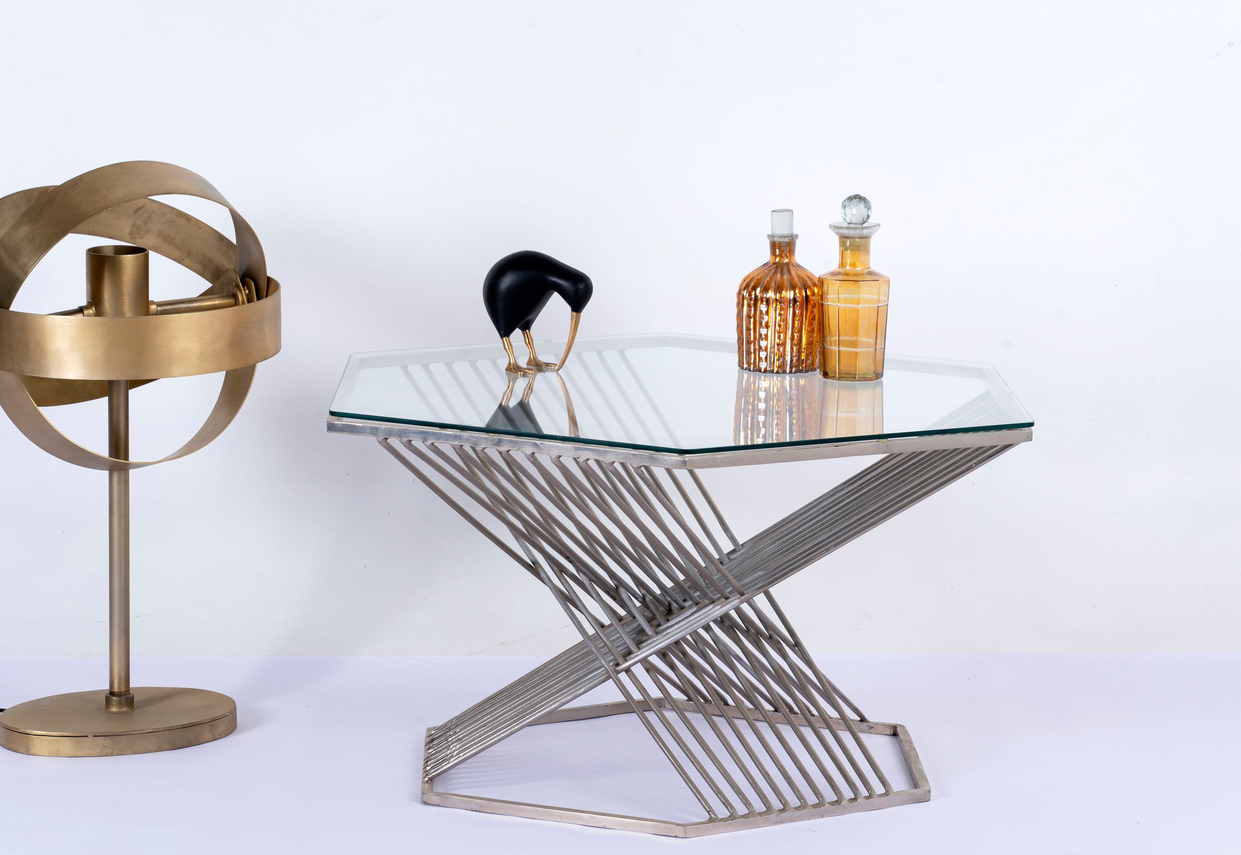 Hexagonal wire metal base coffee table with glass top; modern coffee table industrial style, 92 × 80 × 46 cm.