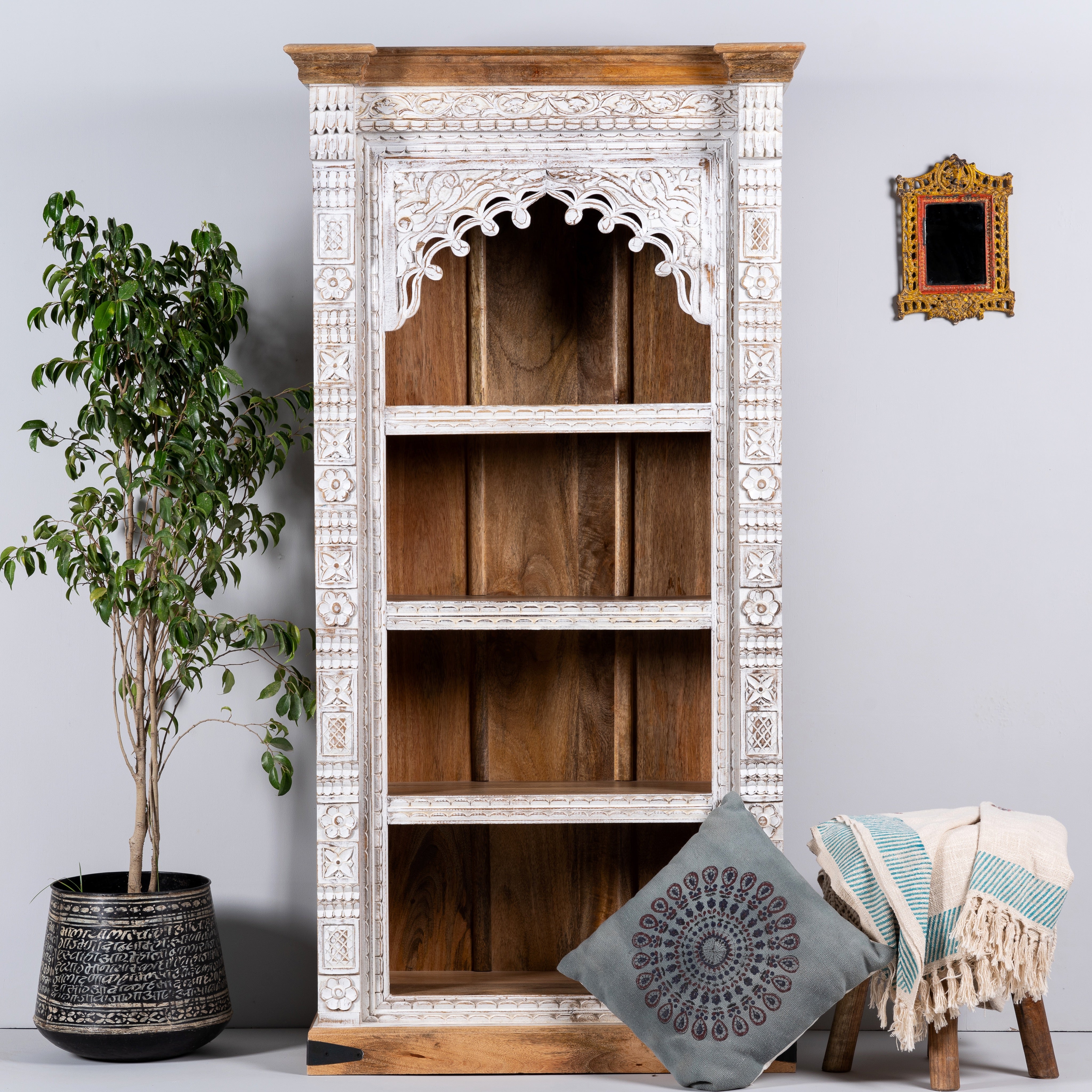 Hand-carved mango wood bookshelf with arched frame and whitewashed finish – carved wooden furniture and mango wood shelving with Indian-inspired design.